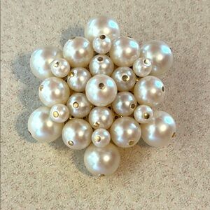 Vintage Faux  Pearl Cluster Brooch (780)